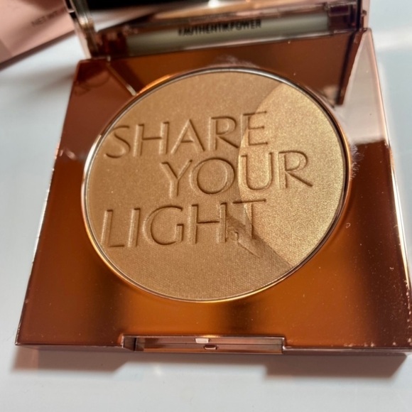 Zoeva Radiant Bronzer-Highlighter- Lumi 0.4. - Picture 6 of 11